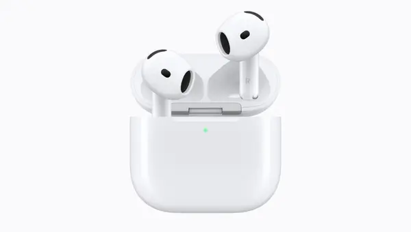 충전 케이스에서 꺼낸 흰색 AirPods 5 이어버드