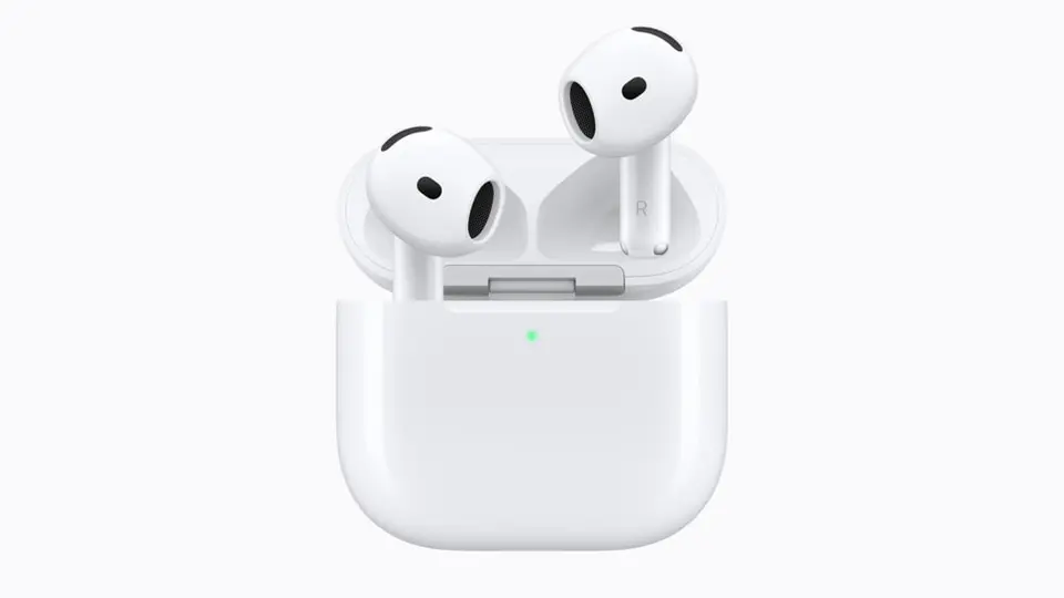 충전 케이스에서 꺼낸 흰색 AirPods 5 이어버드