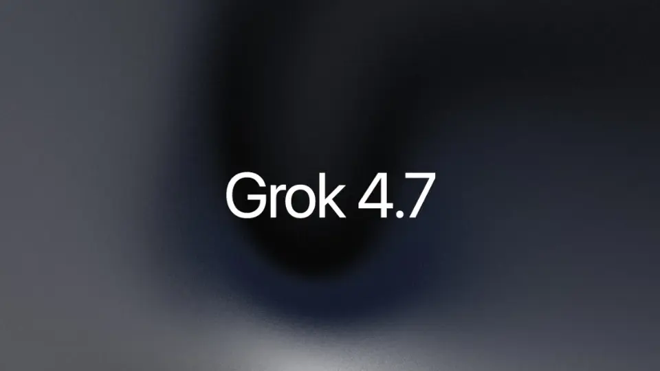 어두운 회색 그라데이션 배경 가운데에 흰 글씨로 Grok 4.7이라고 적힌 배너