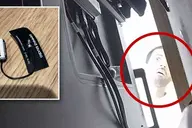 TV 뒤쪽 카메라 화면에서 빨간 원으로 표시된 남성이 들여다보는 장면과, 왼쪽 위에 겹쳐 놓은 안테나 달린 소형 녹음 장치 사진