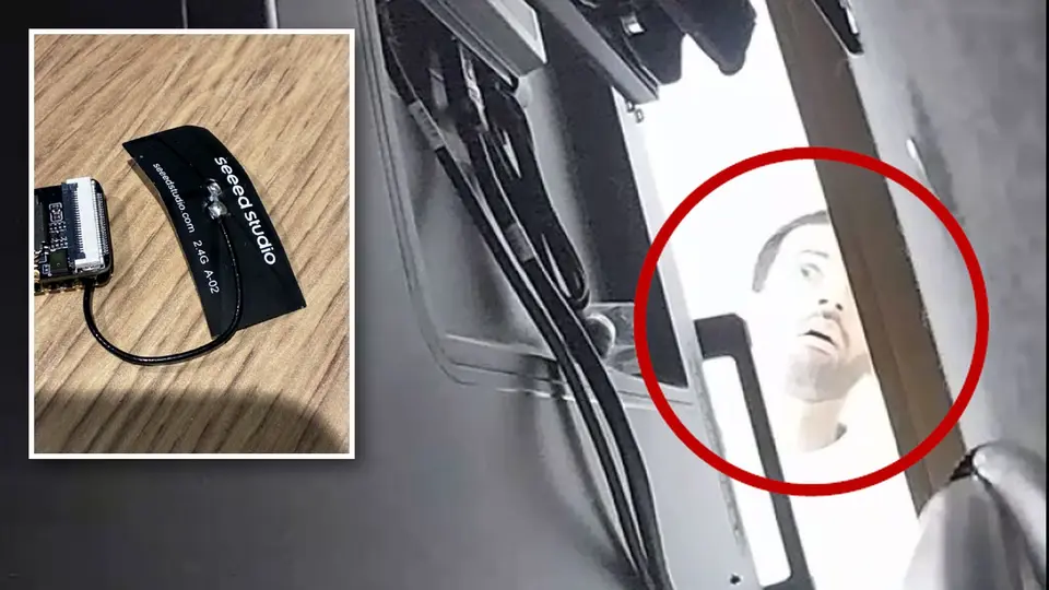 TV 뒤쪽 카메라 화면에서 빨간 원으로 표시된 남성이 들여다보는 장면과, 왼쪽 위에 겹쳐 놓은 안테나 달린 소형 녹음 장치 사진