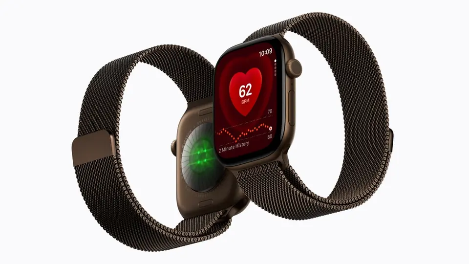 심박수 화면과 후면 센서가 보이는 두 대의 브라운 색상 Apple Watch Series 12