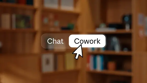 흐릿한 책장을 배경으로 Chat과 Cowork 두 버튼이 나란히 있고 마우스 포인터가 Cowork 버튼을 누르는 그림
